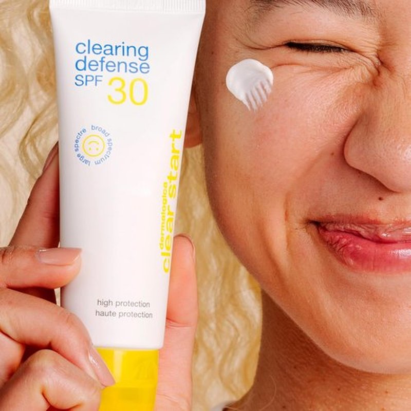 Dermalogica Clear Start Clearing Defense SPF 30 - Lightweight Sunscreen Moisturizer for Acne-Prone Skin (2 Fl Oz) with Vitamin C