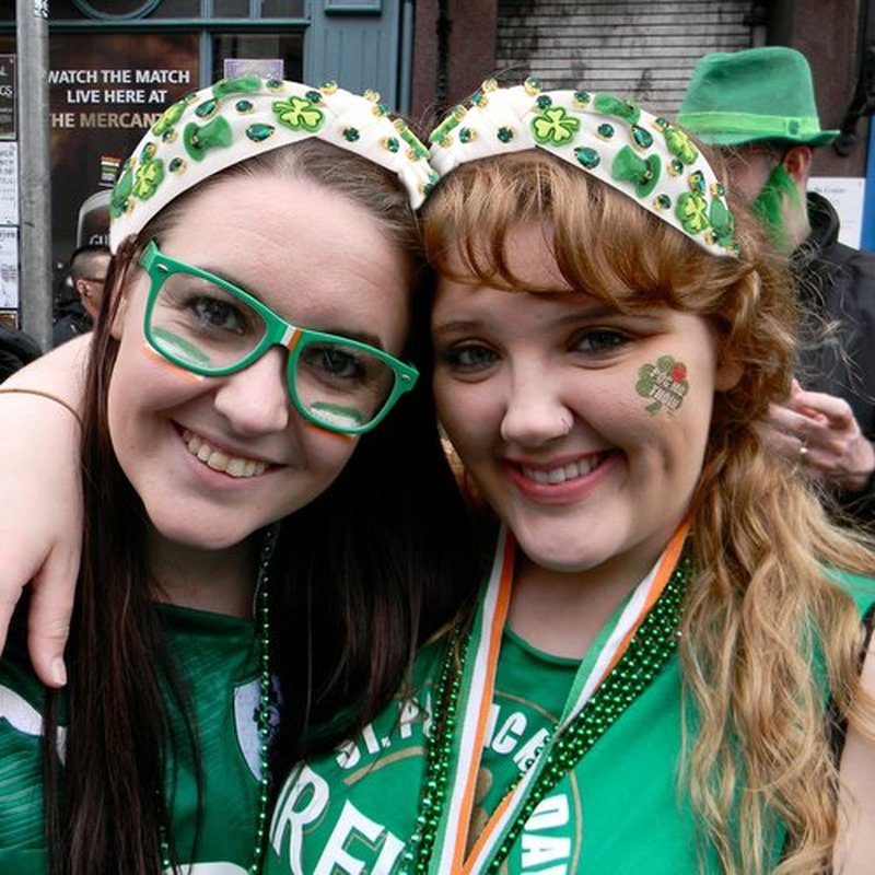 CIEHER St. Patrick's Day Headband for Women Girls, Green Shamrock Headband, Embellished Crystal Rhinestone Knotted Hairband, Irish Holiday Hair Accessories Gifts (White Fabric)