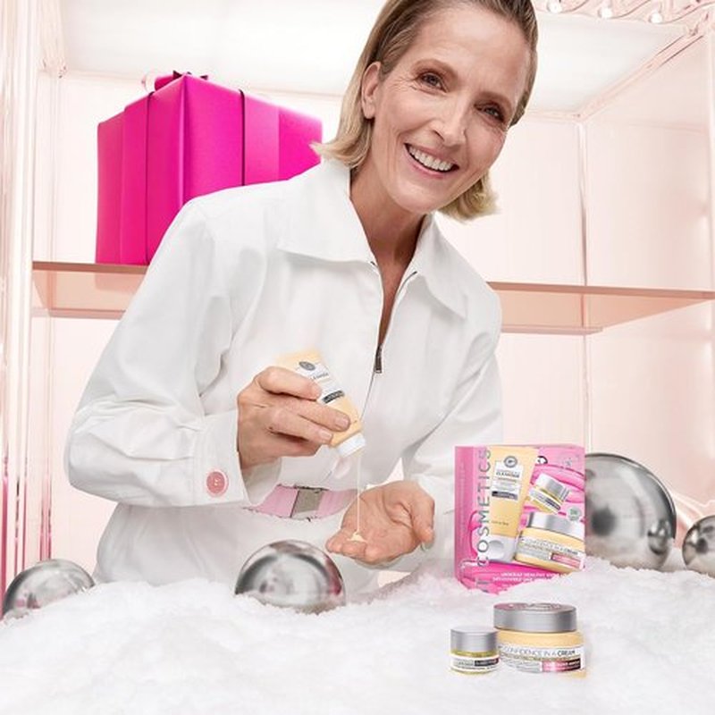 IT Cosmetics Unwrap Healthy Hydration Anti-Aging Skincare Set | 3-Pc Holiday Gift Set for Her - Includes Confidence in a Cream Moisturizer, Gentle Cleanser & Smoothing Eye Cream