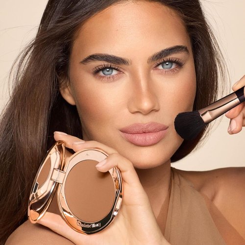Charlotte Tilbury Airbrush Matte Bronzer - Smoothing Powder for Flawless Skin - Refillable with Silky Mica & Hyaluronic Acid