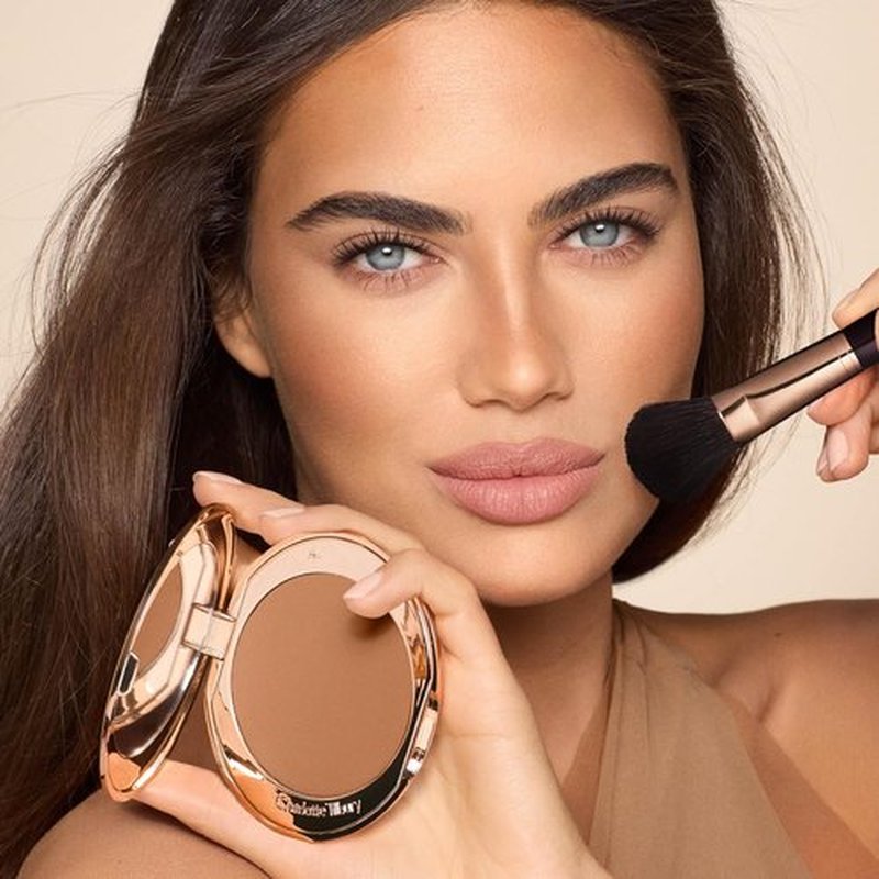 Charlotte Tilbury Airbrush Matte Bronzer - Smoothing Powder for an Airbrush Finish - Refillable with Silky Mica & Hyaluronic Acid