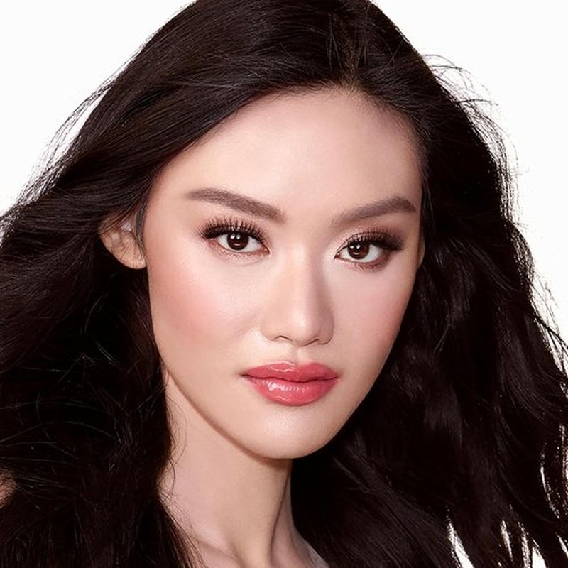 Charlotte Tilbury Cheek to Chic Powder Blush - Two-Tone Radiant Makeup for a Luminous Finish - Buildable Color for a Light Reflecting Glow
