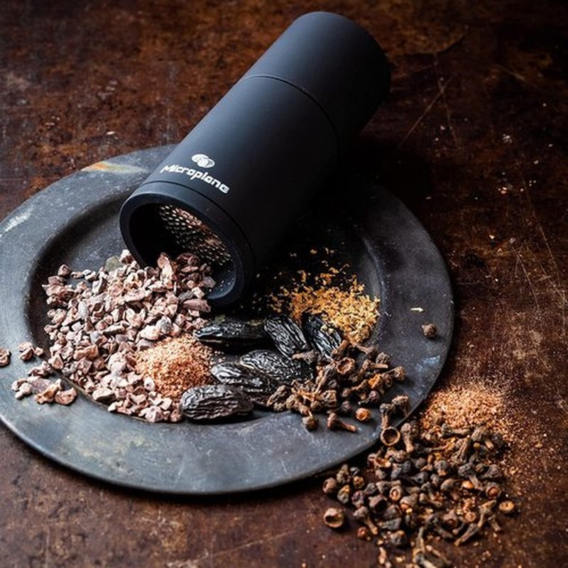 Microplane Spice Mill | Manual Cinnamon Grinder & Nutmeg Grater - Sleek Black Design