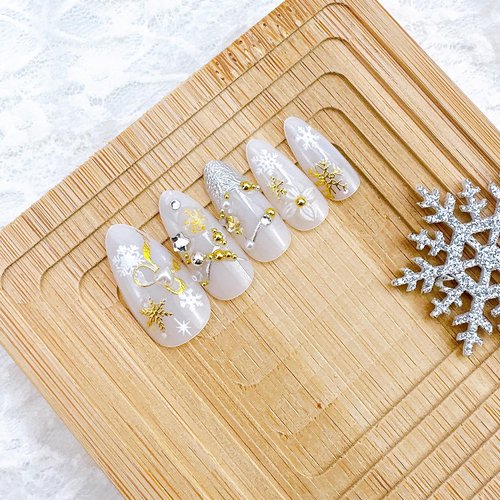 24Pcs Christmas Press on Nails Medium Almond Fake Nails with Heart Star Diamond Designs 3D Winter Flower Acrylic Nail New Year Gold Snowflake False Nails Xmas Full Cover Glue on Nails for Women
