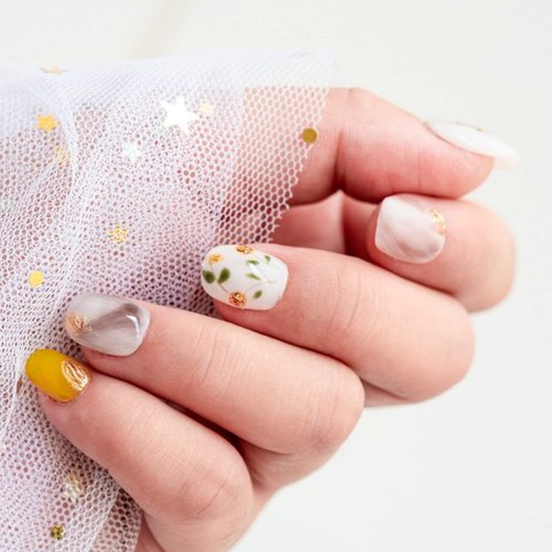 Sun&Beam Nails Handmade Press On Nail Short Round Hand-painted Golden Flowers Acrylic Fake Tip Design Art Charms Cute with Storage Box 10 Pcs (#005 S)