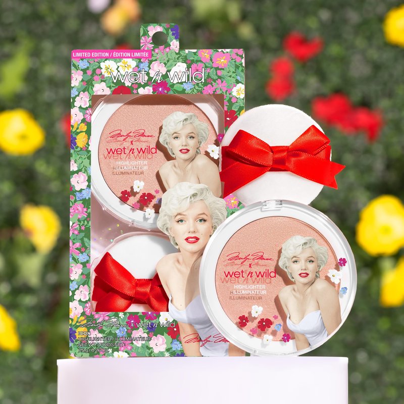 wet n wild Marilyn Monroe Icon Highlighter, Ultra-Reflective Luminous Powder, Buildable Glow with Iridescent Pearls, Includes Sponge, Cruelty-Free – Peachy Pink