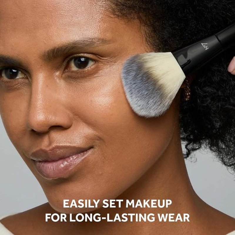 No7 Lift & Luminate Triple Action Powder - Light - Pressed Makeup Setting Powder for a Flawless Finish (10g)