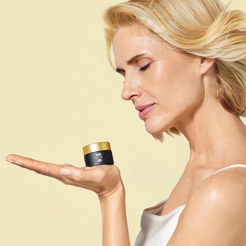 ISDIN Isdinceutics Vital Eyes - Night Eye Cream for Wrinkle Reduction with Melatonin & Cooling Applicator