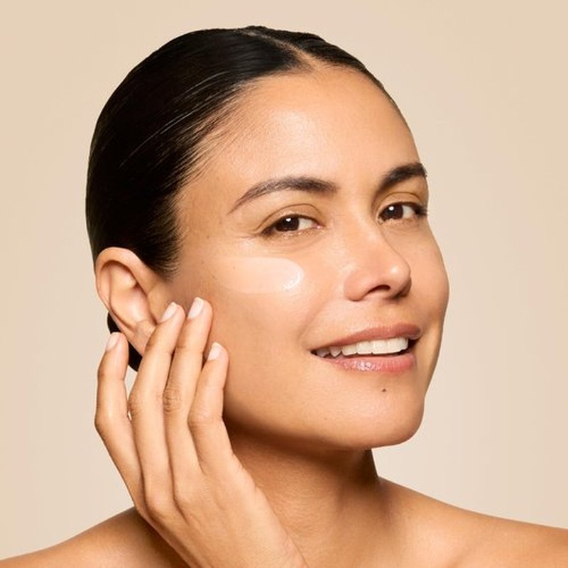 Honest Beauty Mini Vitamin C Radiance Serum, Improves Brightens Skin Tone and Complexion, Gentle for Sensitive Skin, Fragrance-Free, Vegan, Travel Size, .33 fl oz