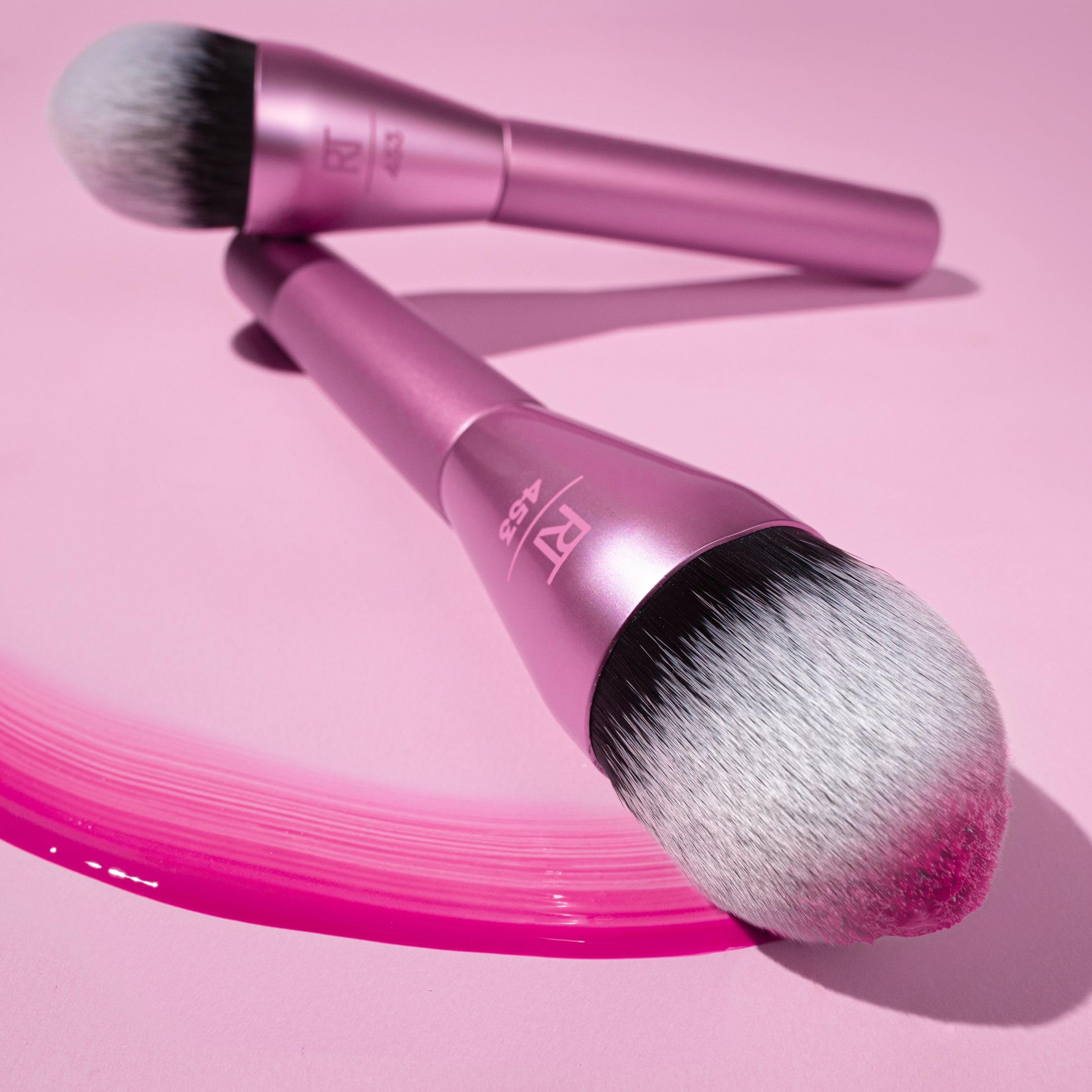 Real Techniques Power Pigment Blush Makeup Brush, Cheek Brush For Liquid & Cream Blush, Dense, Synthetic Bristles, Unique Pointed Shape For Precise Application, Vegan & Cruelty Free, 1 Count
