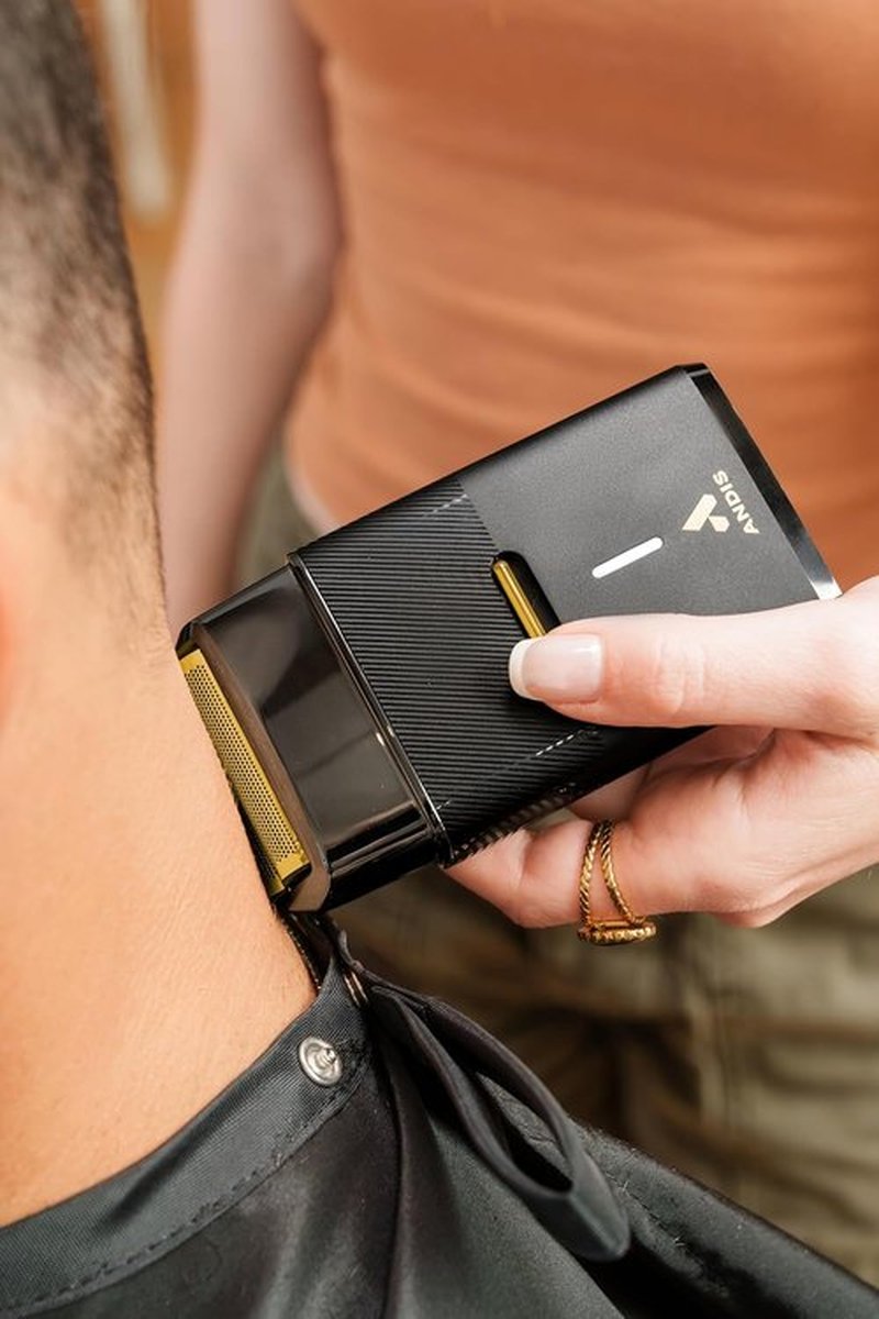 Andis Pro Foil Plus II Cordless Shaver - Gold Titanium Foils, Lithium Ion Battery, USB-C Stand, Black