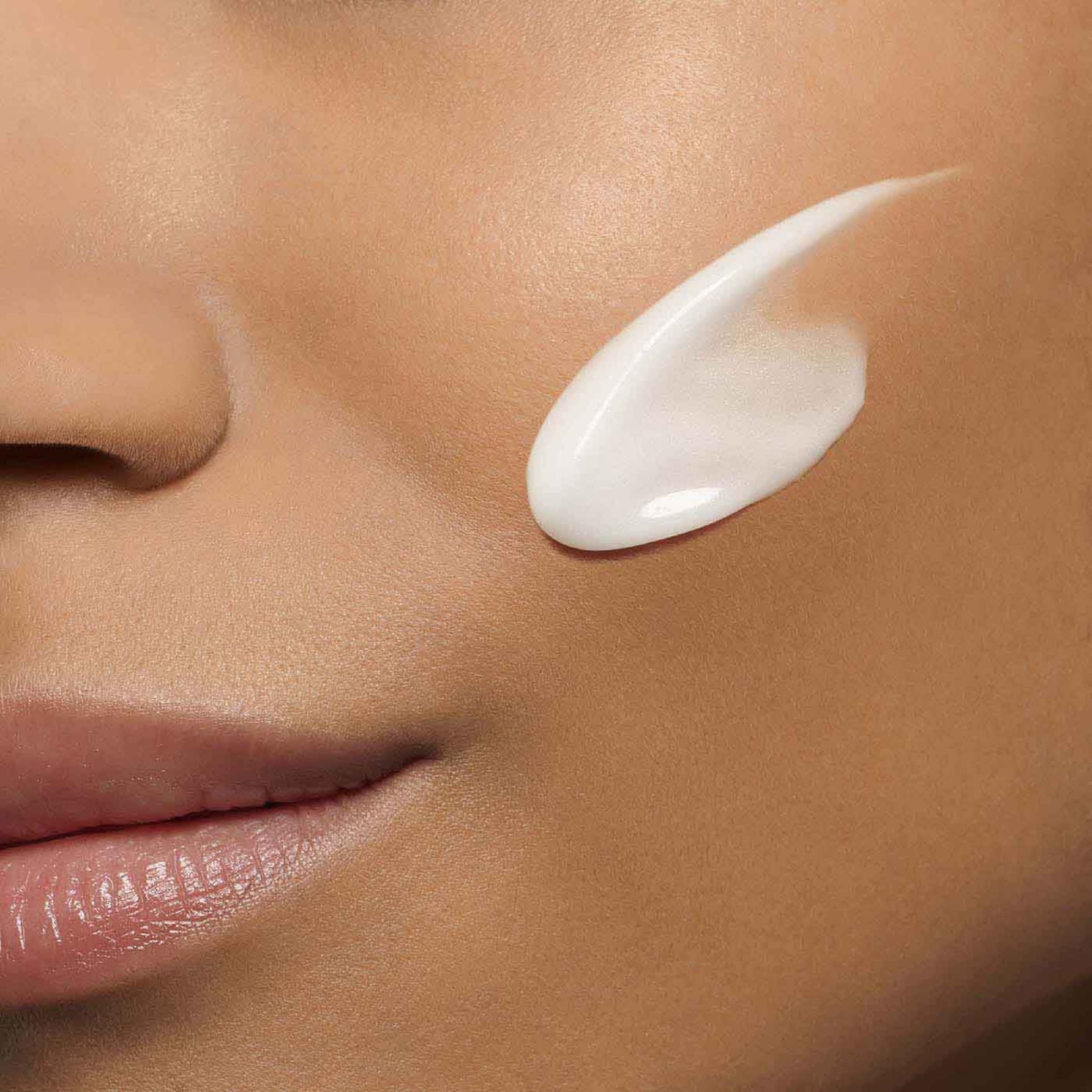 Clarins Pore Control Serum | Visibly Tightens Pores | Smoothes, Refines and De-Shines | Renews Radiance | Look and Size Of Pores Is Visibly Minimized* | Naturally Exfoliating Ingredients | 1 Fl Oz