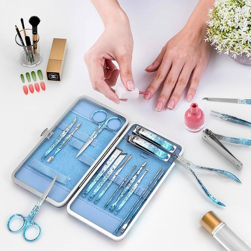 OFIDUS Nail Clippers Set Fingernail and Toenail Clipper Cutters, Professional Manicure Pedicure Kit 18Pcs, Nail Care Grooming Tools with Luxurious Travel Case (Diamond Blue)