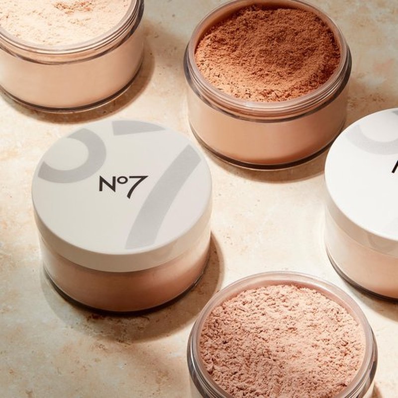 No7 Flawless Finish Loose Setting Powder - Mattifying & Blurring Setting Powder to Set Makeup for a Shine-Free, Airbrush Finish - Helps Soften the Appearance of Fine Lines - Fair (0.71 oz)