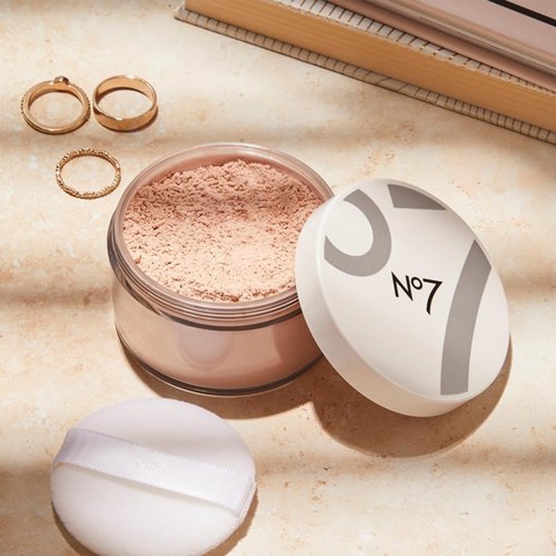 No7 Flawless Finish Loose Setting Powder - Mattifying & Blurring Setting Powder to Set Makeup for a Shine-Free, Airbrush Finish - Helps Soften the Appearance of Fine Lines - Fair (0.71 oz)