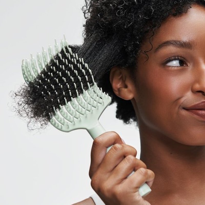 Mane Wets Get It On Hair Brush - Detangling Wet Brush for All Hair Types - Helps Evenly Distribute Styling & Treatment Products - Made with Bendable Bristles to Prevent Tugging or Pulling (1 Count)