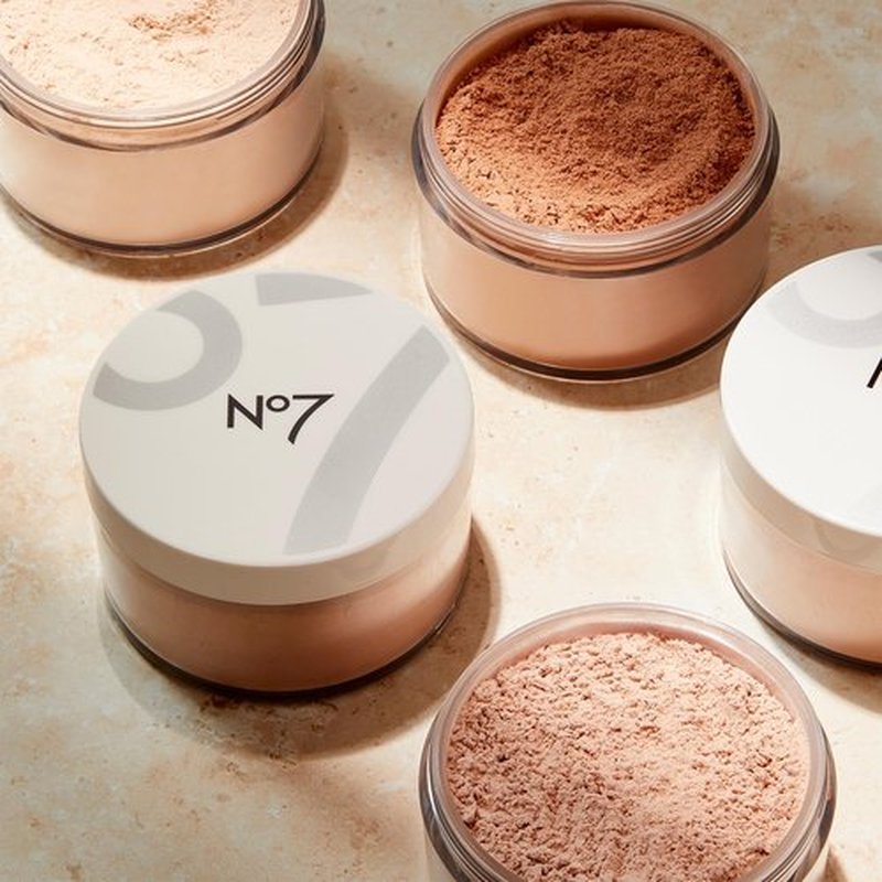 No7 Flawless Finish Loose Setting Powder - Mattifying & Blurring Setting Powder to Set Makeup for a Shine-Free, Airbrush Finish - Helps Soften the Appearance of Fine Lines - Translucent (0.71 oz)