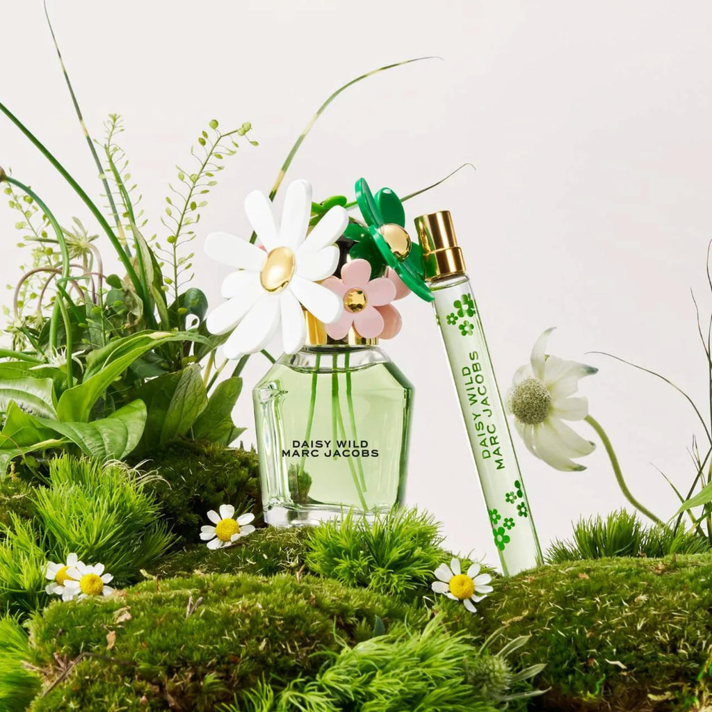 Marc Jacobs Daisy Wild EDP 3pc Gift Set ($229 value) -EDP 3.3oz, Body Lotion 2.5oz, Travel Spray 0.33 oz– With Notes of Banana, Jasmine & Macadamia Accord- Floral Women's Perfume
