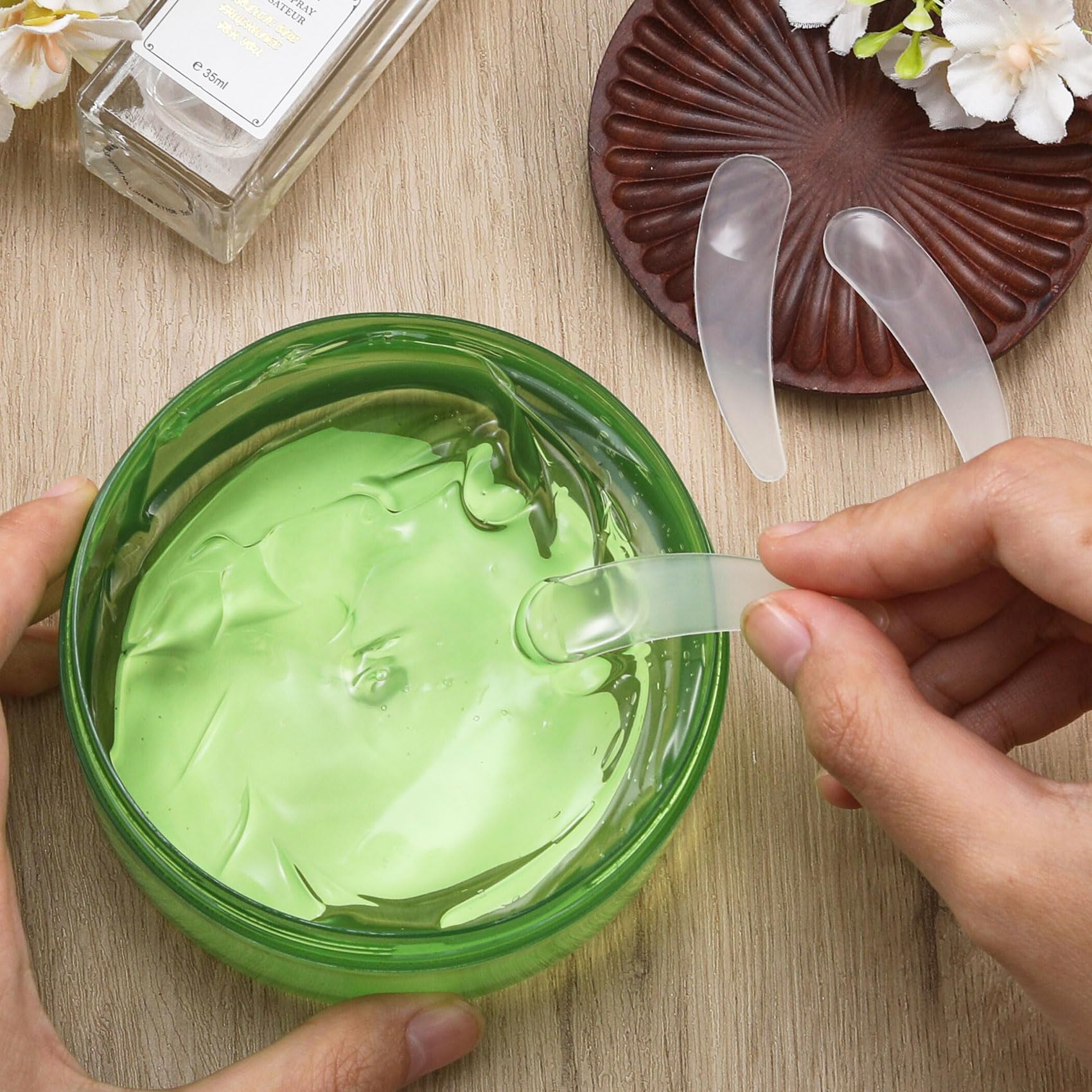 Pndeyo 100pcs Mini Plastic Makeup Spatula, Disposable Cosmetic Cream Spatulas Spoon, Transparent Skincare Scoop Applicator Facial Massage Beauty Tools for Mixing and Sampling Face Eye Cream