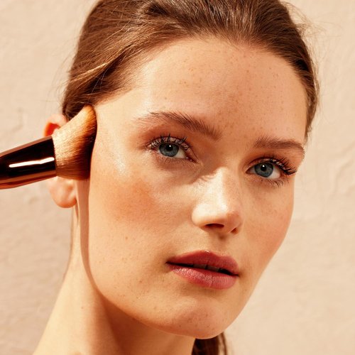St. Tropez Ultimate Flawless Tan Face Brush - Achieve a Perfect Tan | 1 Count