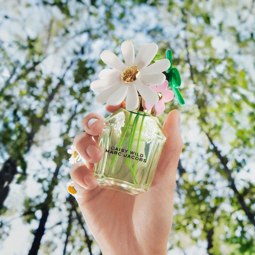 Marc Jacobs Daisy Wild EDP 3pc Gift Set ($229 value) -EDP 3.3oz, Body Lotion 2.5oz, Travel Spray 0.33 oz– With Notes of Banana, Jasmine & Macadamia Accord- Floral Women's Perfume