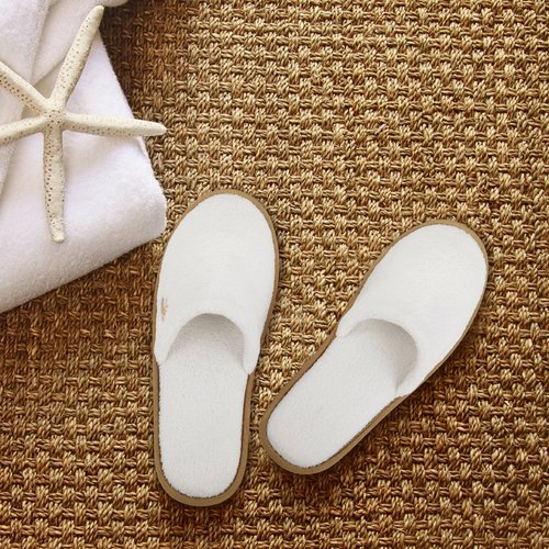 BERGMAN KELLY Spa Slippers, Closed Toe (Large, 12 Pairs, White + Cocoa Trim), Disposable Indoor Hotel Slippers for Men and Women, Fluffy Coral Fleece, Deluxe Padded Sole for Extra Comfort