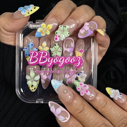 Handmade Press-On Nails 3D Floral Acrylic Almond Fake Nails Artistic Flower desgin Nail Tips Stick-On Nails Reuseable False Nails for Women and Girls (Floral, M)